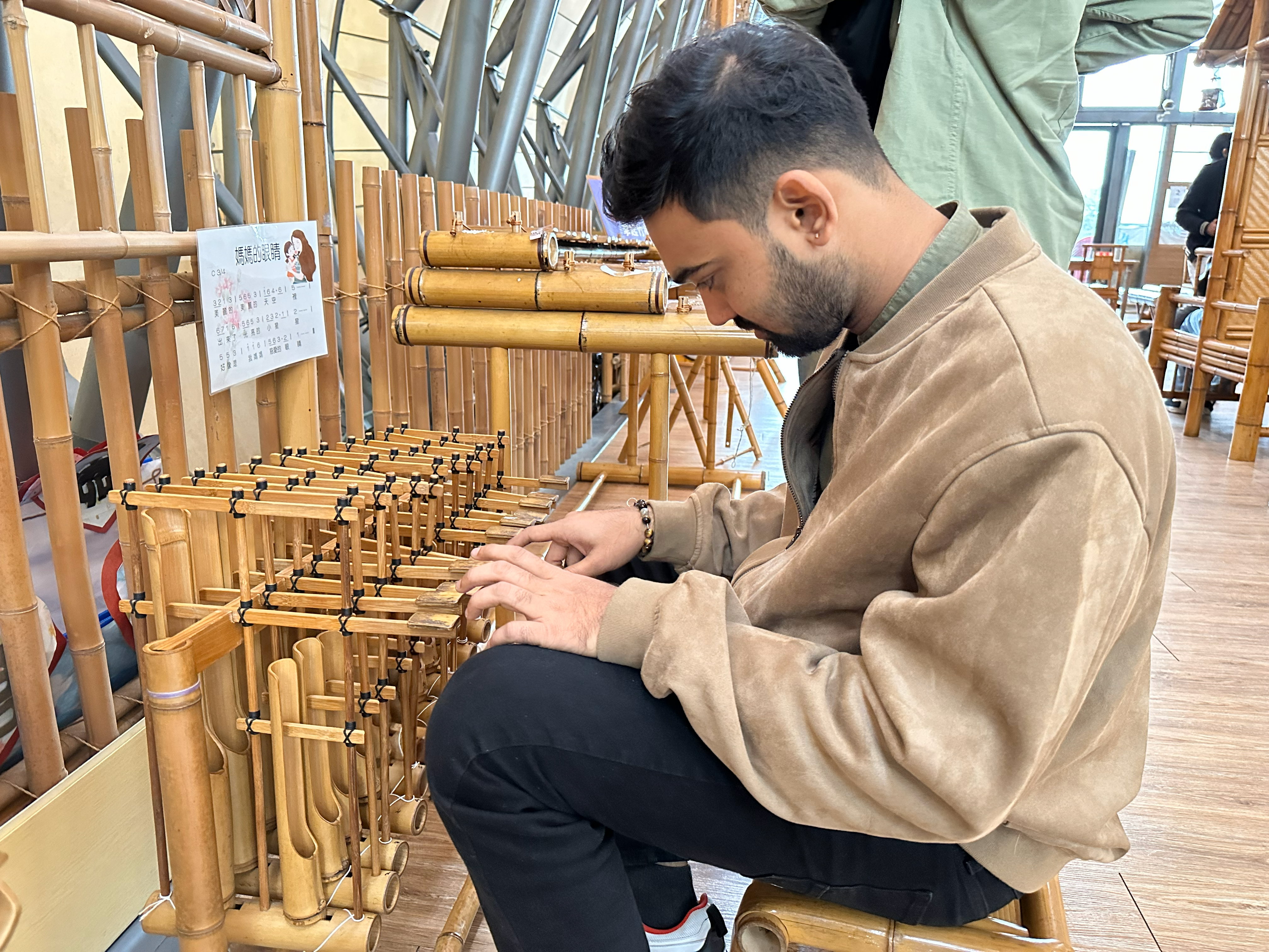 亞大印度外籍生動手體驗竹製樂器