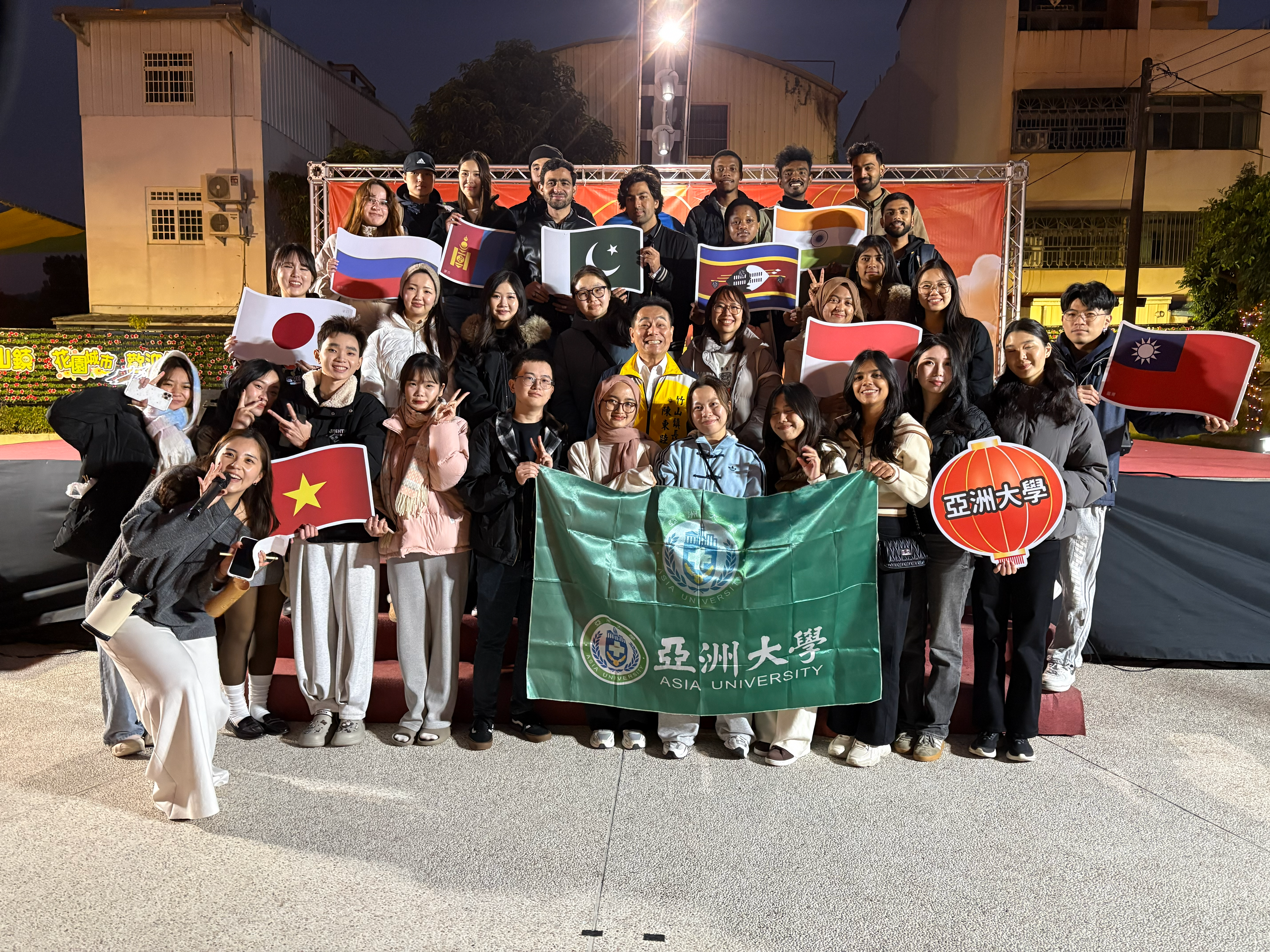 竹山鎮長陳東睦與亞大外籍生合影