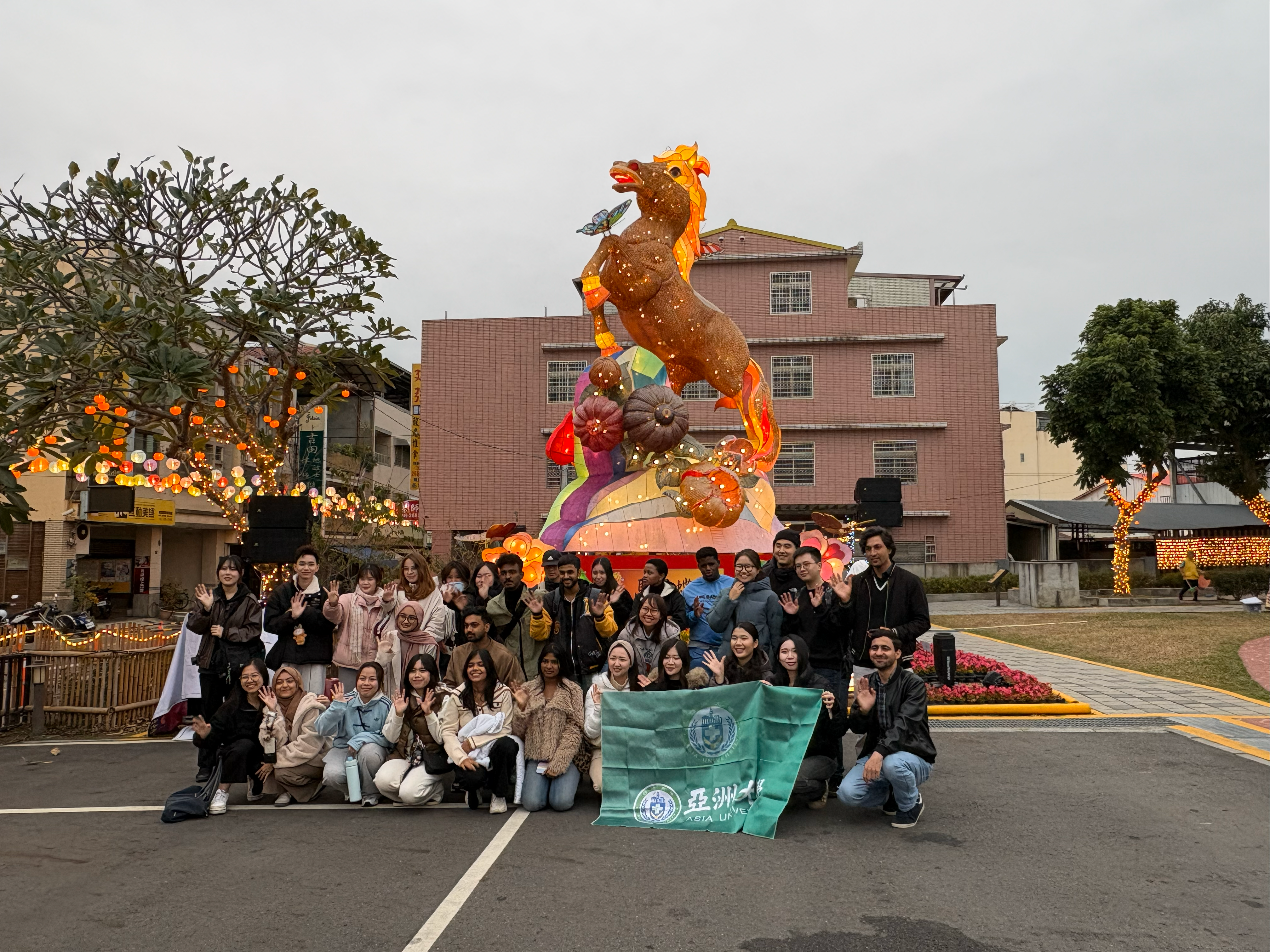 亞大外籍生全體於竹山燈會主燈前大合照